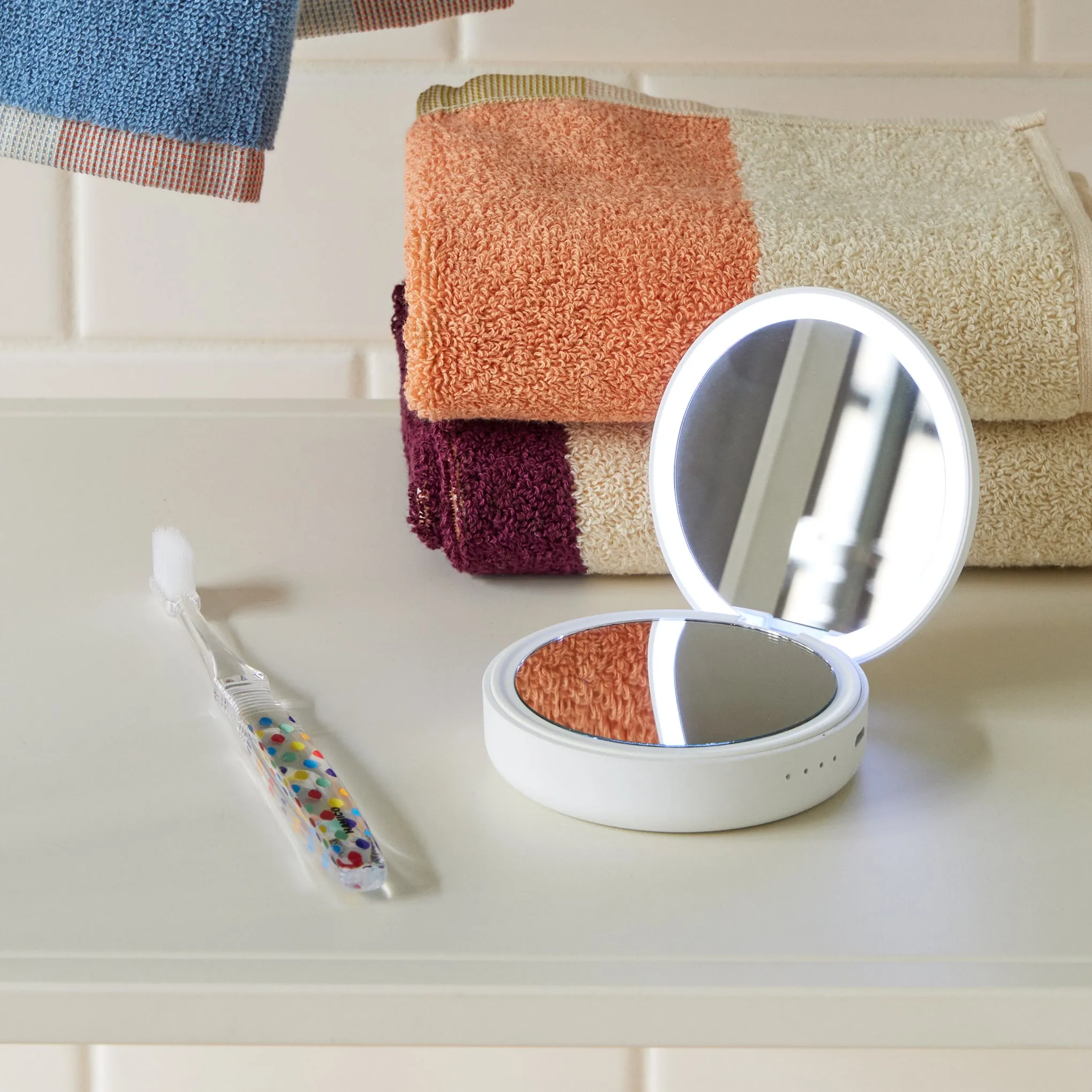 Compact Mirror And Charger